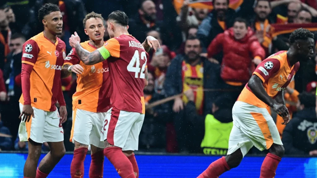 UEFA Şampiyonlar Ligi son 16 play-off turu ilk maçında Galatasaray, İtalyan ekibi Juventus’u ağırladı. Sarı-kırmızılılar, ilk yarısını 2-1 geride kapattığı müsabakadan 5-2’lik skorla galip ayrıldı. Cimbom bu sonuçla rövanş öncesinde avantajlı bir skor elde etti. Galatasaray, bu turun rövanşında 25 Şubat Çarşamba günü Torino’da Juventus ile karşı karşıya gelecek.