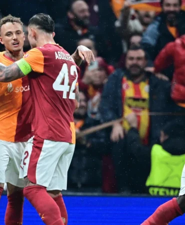 UEFA Şampiyonlar Ligi son 16 play-off turu ilk maçında Galatasaray, İtalyan ekibi Juventus’u ağırladı. Sarı-kırmızılılar, ilk yarısını 2-1 geride kapattığı müsabakadan 5-2’lik skorla galip ayrıldı. Cimbom bu sonuçla rövanş öncesinde avantajlı bir skor elde etti. Galatasaray, bu turun rövanşında 25 Şubat Çarşamba günü Torino’da Juventus ile karşı karşıya gelecek.