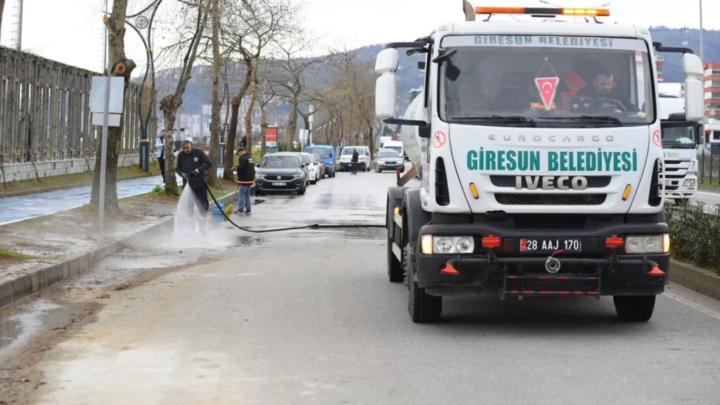 Giresun Belediyesi Sahil Yürüyüş Alanlarında Kapsamlı Temizlik